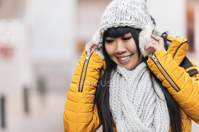 Jeune attrayant asiatique femme posant à caméra sur rue — Photo de stock