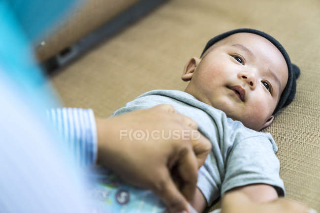 Немовля змінює підгузник вдома — стокове фото