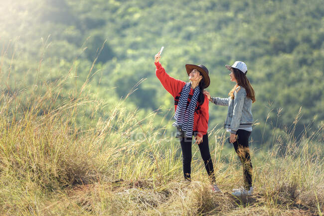 Duas jovens turista leva selfie viagem — Fotografia de Stock
