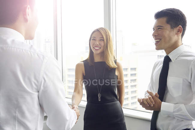 Giovane donna d'affari asiatica a incontro d'affari presso l'ufficio moderno — Foto stock