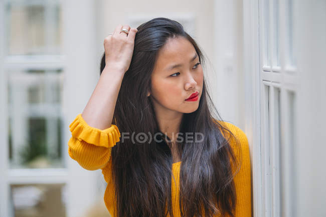 Piuttosto lungo capelli donna cinese ritratto — Foto stock