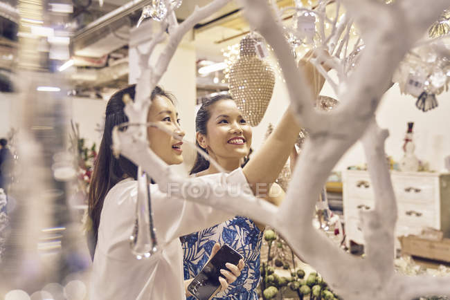 Joven atractivo asiático mujeres en Navidad compras - foto de stock