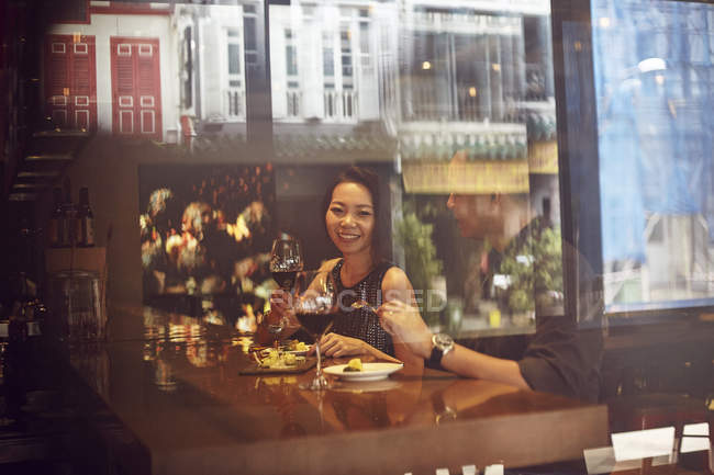 Jovem atraente asiático casal ter data no café — Fotografia de Stock