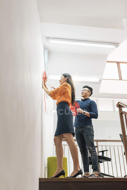 Giovane coppia asiatica che celebra il capodanno cinese insieme e decorare la casa — Foto stock