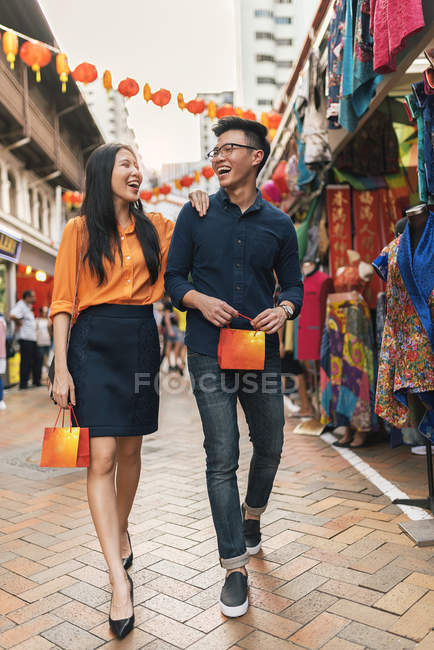 Joven asiático pareja celebrando chino nuevo año juntos en chinatown - foto de stock