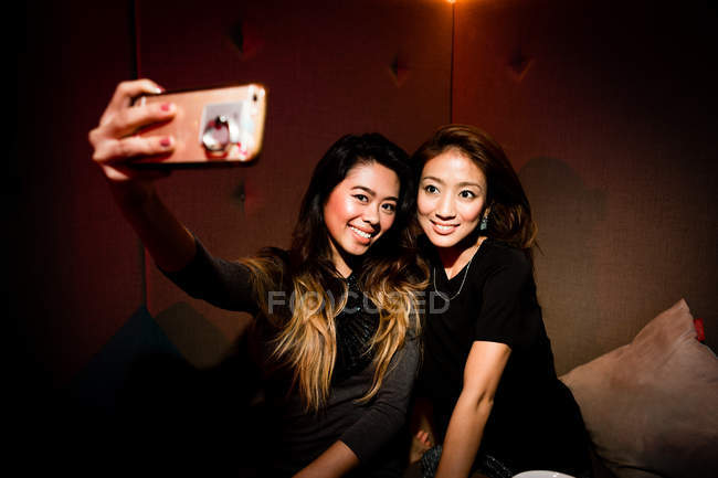 Gute Freundinnen machen Selfie in Nachtclub — Stockfoto