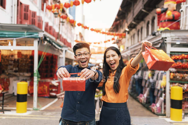 Молодий щасливі азіатських пари святкують китайський новий рік разом в китайському кварталі — стокове фото