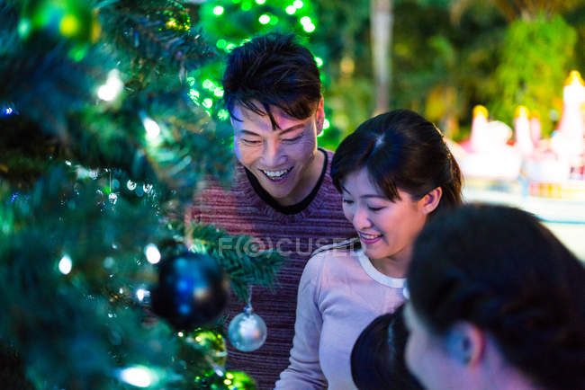 Счастливая азиатская семья проводит время вместе в парке развлечений на Рождество — стоковое фото