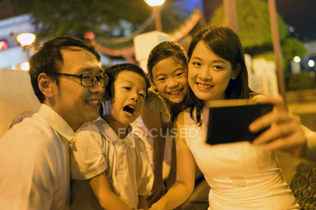 Tenendo insieme famiglia asiatica giovane selfie — Foto stock