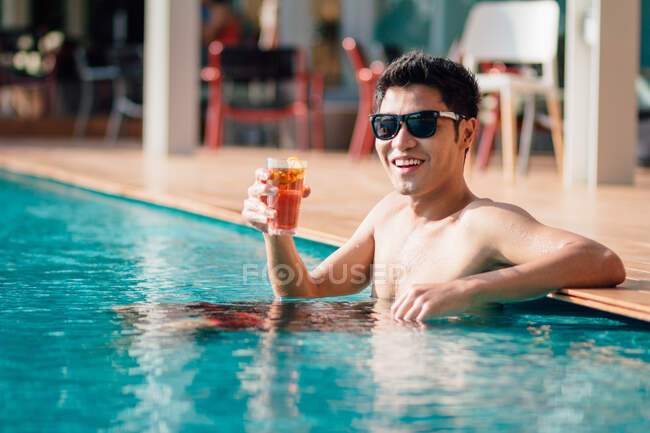 Entspannung am Pool — Stockfoto