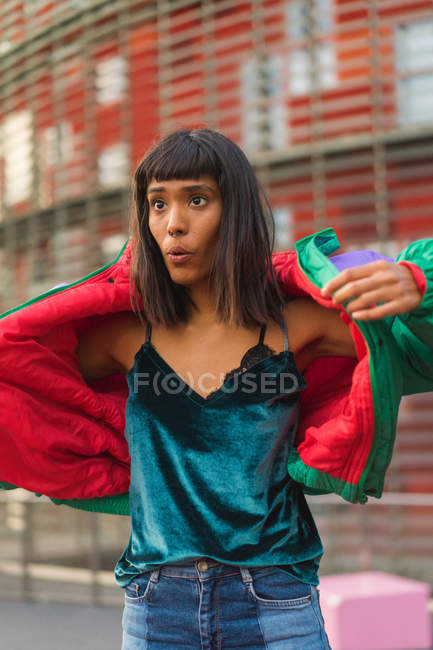 Young attractive asian woman posing for camera outdoors — Stock Photo