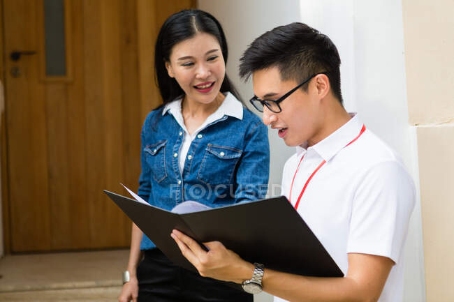 Salesperson interview woman in modern office — Stock Photo