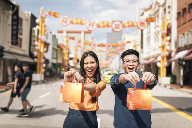 Jeune couple asiatique célébrant le Nouvel An chinois ensemble dans chinatown — Photo de stock