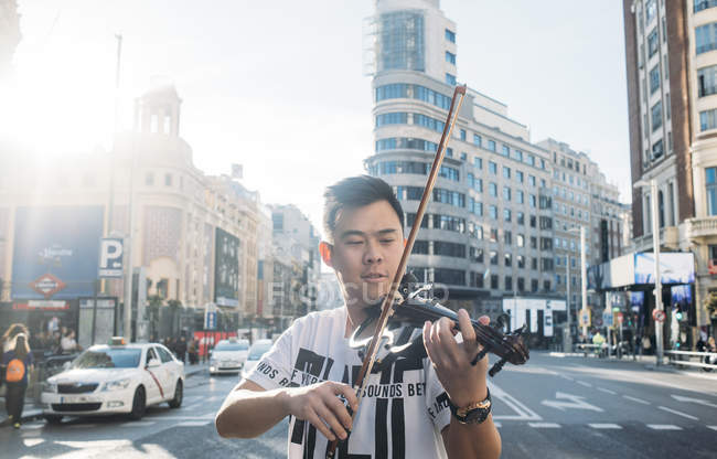 Junge asiatische Musiker männlich mit Geige — Stockfoto