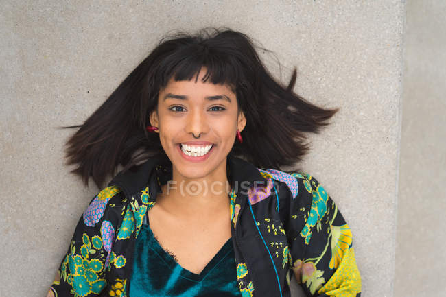 Junge attraktive asiatische Frau posiert für Kamera im Freien — Stockfoto
