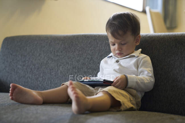 Дитячий хлопчик обійнятий електронним планшетом — стокове фото
