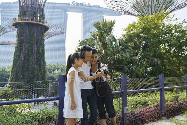 Familia explorando Jardines junto a la Bahía, Singapur - foto de stock