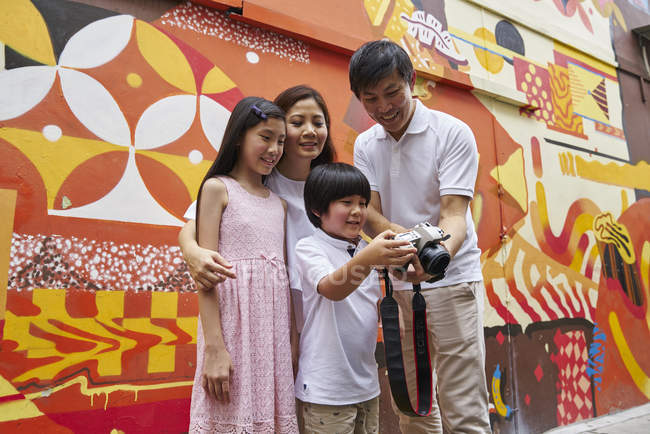Happy young asian family together traveling at Arab Street in Singapore — Stock Photo