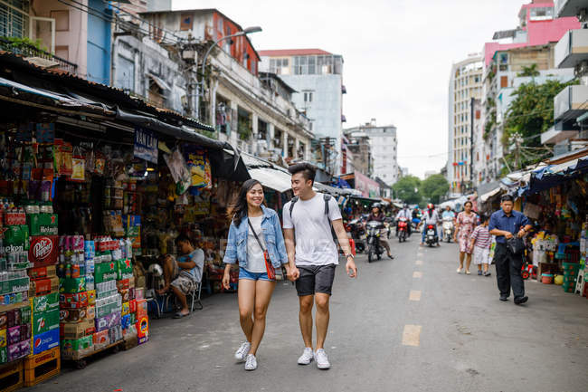 Осмотр достопримечательностей молодой азиатской пары на местном рынке в Хошимине, Вьетнам . — стоковое фото