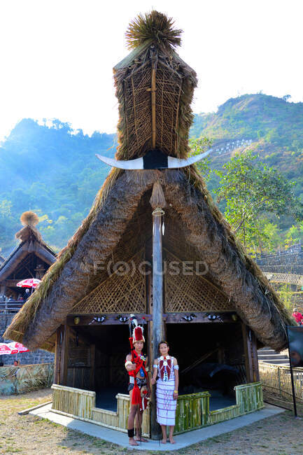 Pareja de NAGA con atuendo tradicional en Morung durante el Festival Hornbill - foto de stock