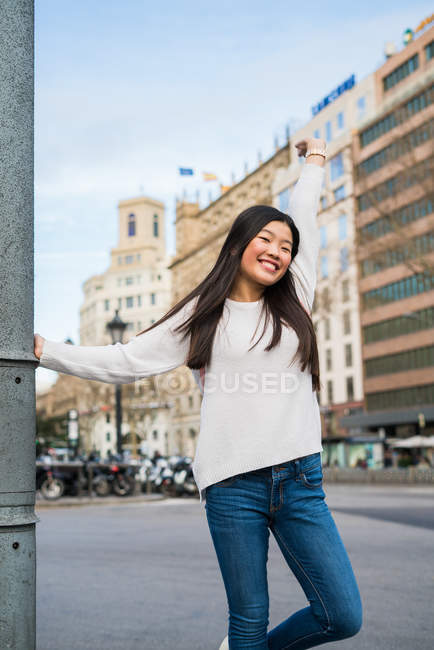 Young Chinese woman walking on the streets of Barcelona — Stock Photo