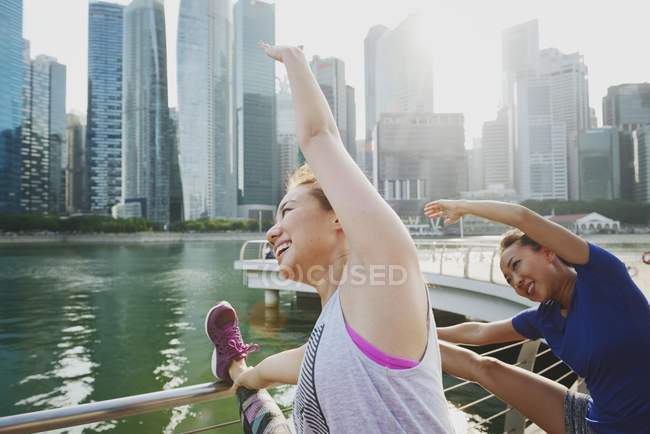 Молоді азіатські жінки роблять розтяжку на відкритому повітрі — стокове фото