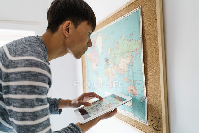 Дорослий азіатських юнак на дому за допомогою цифровий планшетний — стокове фото