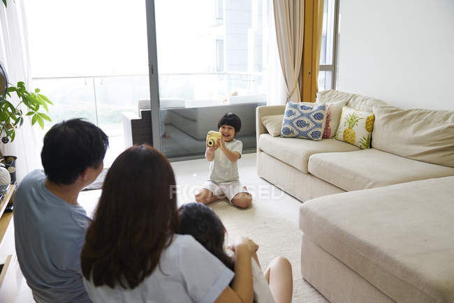 Feliz jovem asiático família juntos, menino tomando foto em casa — Fotografia de Stock