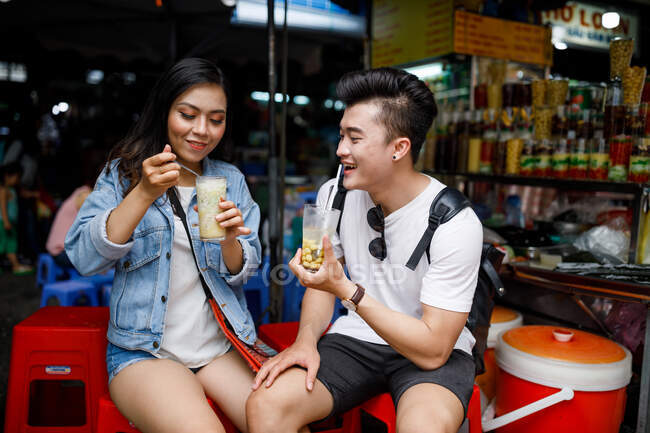 Young asian couple sightseeing in a local market in Ho Chi Minh City, Vietnam — Stock Photo