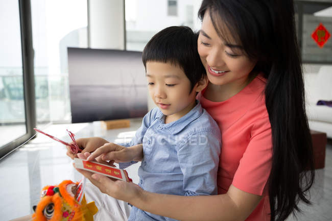 Madre che gioca con il figlio durante il capodanno cinese — Foto stock