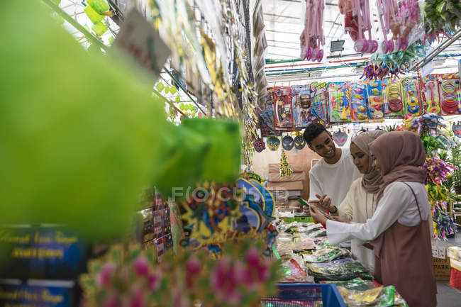 Un groupe d'amis magasinant pour des décorations hari raya . — Photo de stock