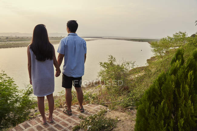 Couple chilling by the ledge of Irrawady River in Bagan, Myanmar — Stock Photo