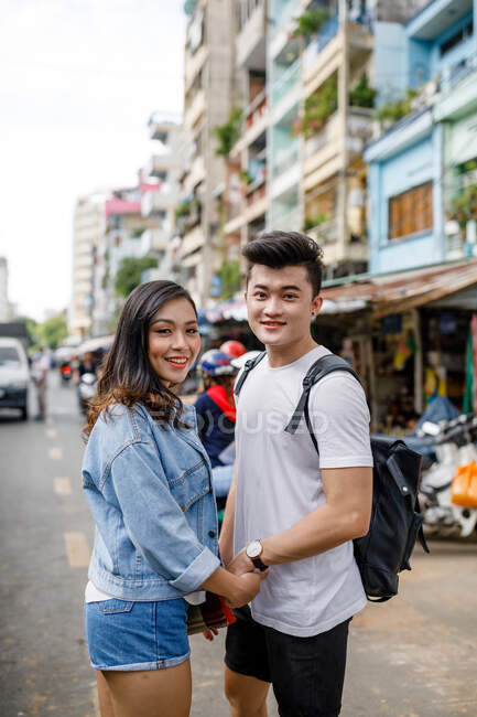 Joven pareja asiática visitando un mercado local en Ho Chi Minh City, Vietnam - foto de stock