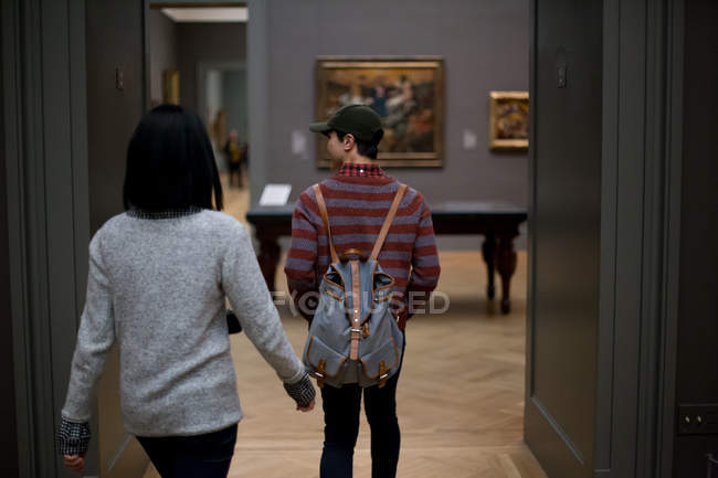 Vista trasera de los turistas asiáticos en The Metropolitan Museum of Art, Nueva York, EE.UU. - foto de stock
