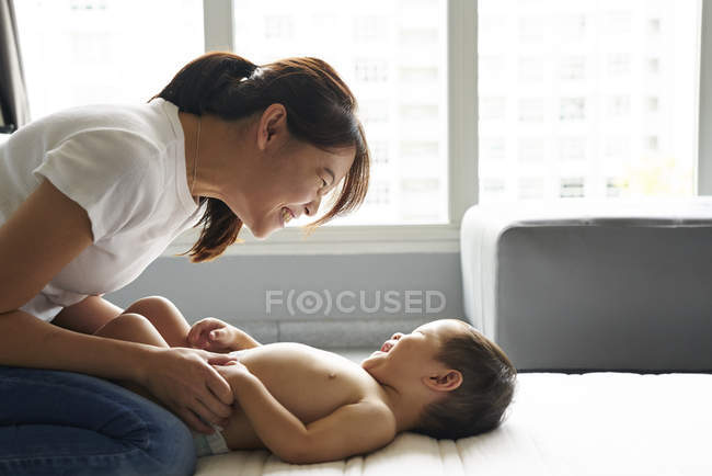 Мать меняет подгузники для своего очаровательного мальчика — стоковое фото