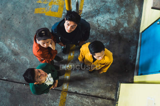 Junge asiatische Rockband posiert zusammen für die Kamera — Stockfoto