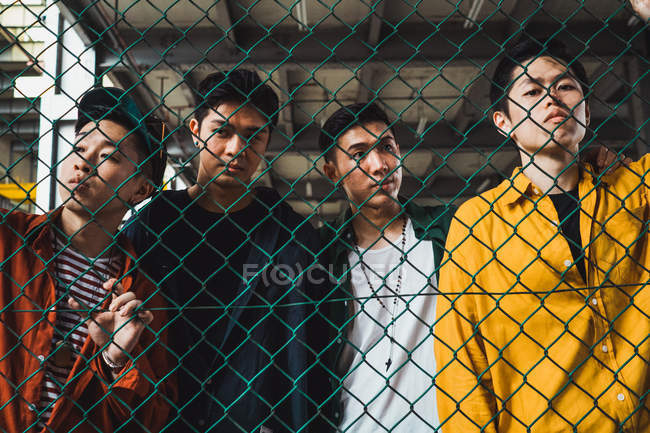 Giovane rock band asiatica in posa insieme per la fotocamera — Foto stock