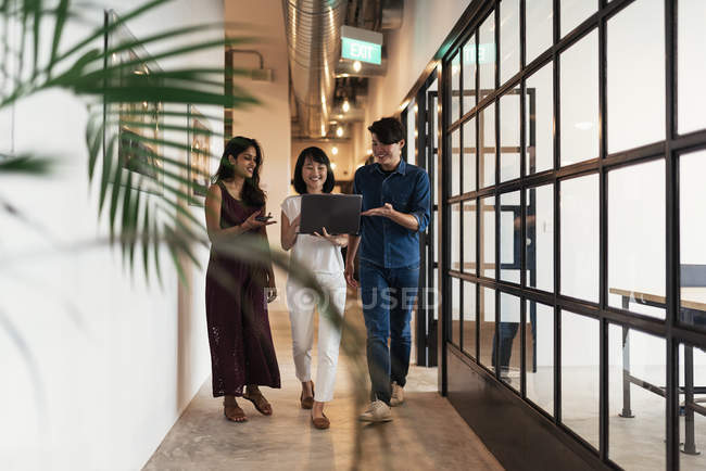 Jovem asiático negócios pessoas trabalhando juntos no moderno escritório — Fotografia de Stock