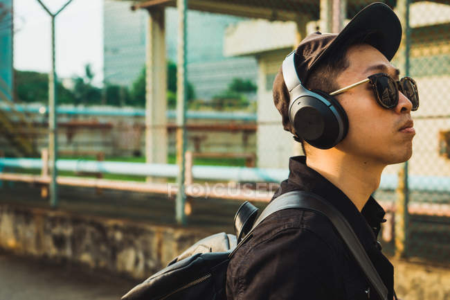 Junge asiatische stilvolle Mann in Kopfhörer — Stockfoto