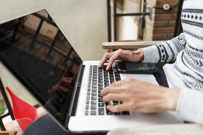 Молодий дорослий азіатський чоловік використовує ноутбук вдома — стокове фото