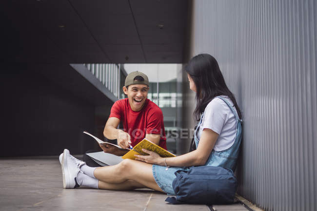 Junge asiatische College-Studenten studieren im Freien — Stockfoto
