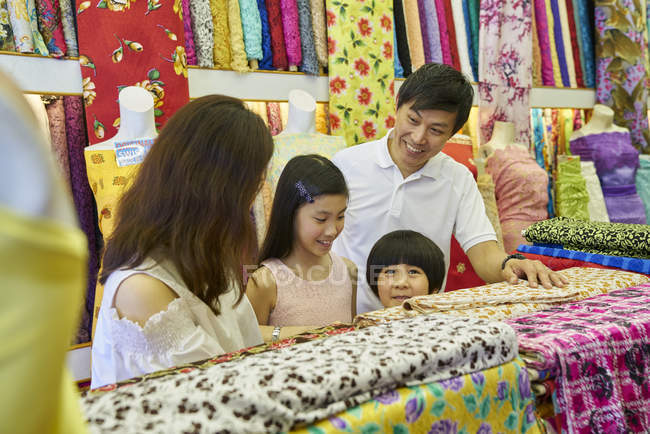 Feliz jovem asiático família juntos no rua mercado — Fotografia de Stock