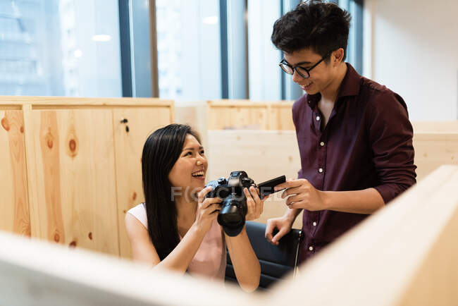 Asiatische Kollegen im Büro — Stockfoto