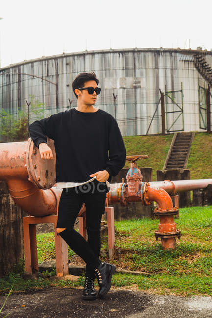 Молодой азиатский стильный мужчина позирует перед камерой — стоковое фото