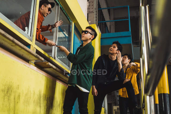 Jovem asiático rock banda posando juntos para câmera — Fotografia de Stock