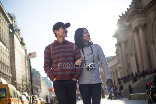 Couple touristique attrayant étant ludique tout en marchant ensemble, New York, États-Unis — Photo de stock
