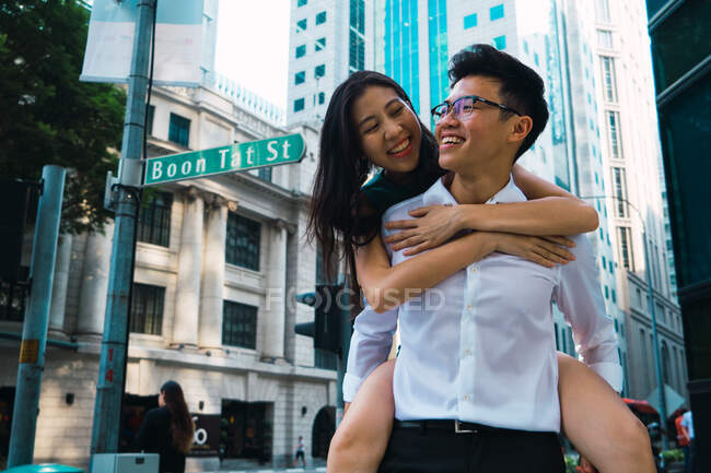 Молода азіатська ділова пара обіймається разом — стокове фото