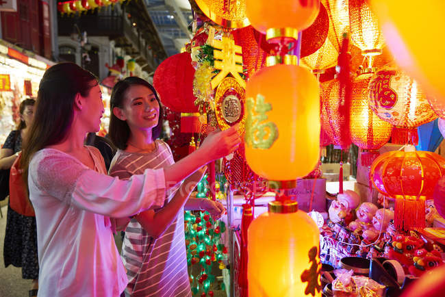 Молодые счастливые азиатские друзья проводят время вместе в китайском Новом году — стоковое фото