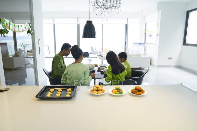 Молоді азіатські родини святкує святе Харі Райян разом в домашніх умовах — стокове фото