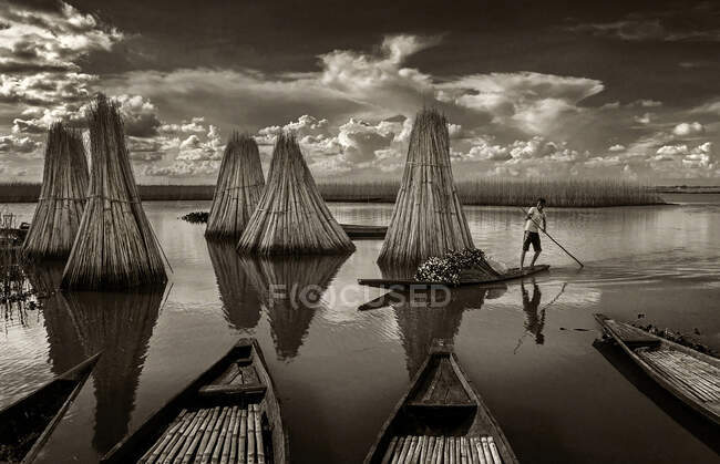 The shot was taken in a rural village of west bengal. The special thing of this image I notified the foreground pattern made by other boatsfd — Stock Photo